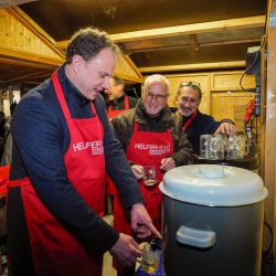 LKZ-Glühweinstand, Fotos mit Promis (Volker Kugel, OB Knecht sind am Samstag am Stand) Foto: Holm Wolschendorf