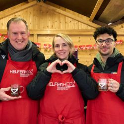 Glühweinstand der LKZ auf dem W-Markt // MHP-Riesen helfen gerne