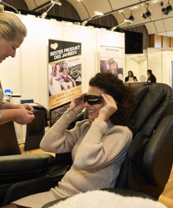 LKZ-Gesundheitsmesse im Forum. Info für den Fotografen, die Eröffnung der Messe ist um 11 Uhr, der Sektempfang für die Aussteller beginnt um 10.30 Uhr am Sa, 18.11.2023. // Relaxsessel probieren?// Foto: Andreas Becker